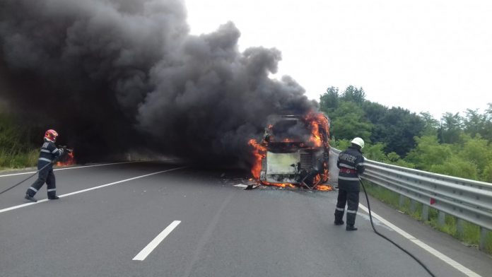 Alertă! Autostrada A1, blocată. Un camion cu lemne, în flăcări FOTO