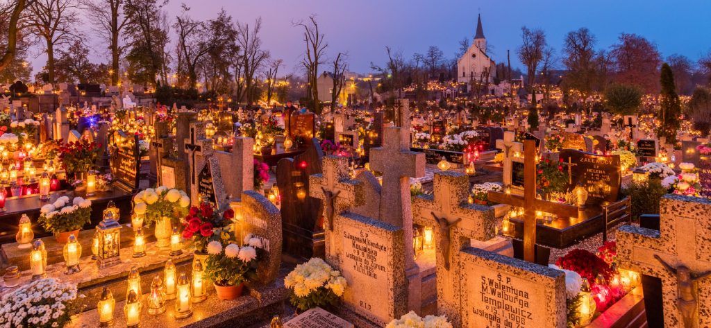 Coronavirus. Cimitire închise, vârstnici consemnați la domiciliu pentru 15 zile. Ultimele măsuri din Polonia