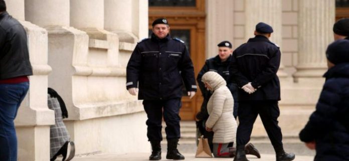 Judecătoarea Adriana Stoicescu trage semnalul de alarmă în fața bisericii păzite de jandarmi. Asta este „imaginea României moarte”