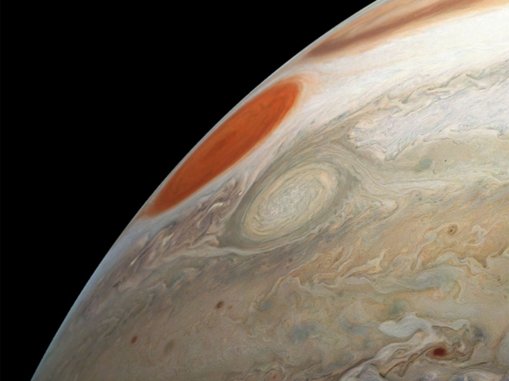 Un zbor hipnotic deasupra norilor lui Jupiter (VIDEO)
