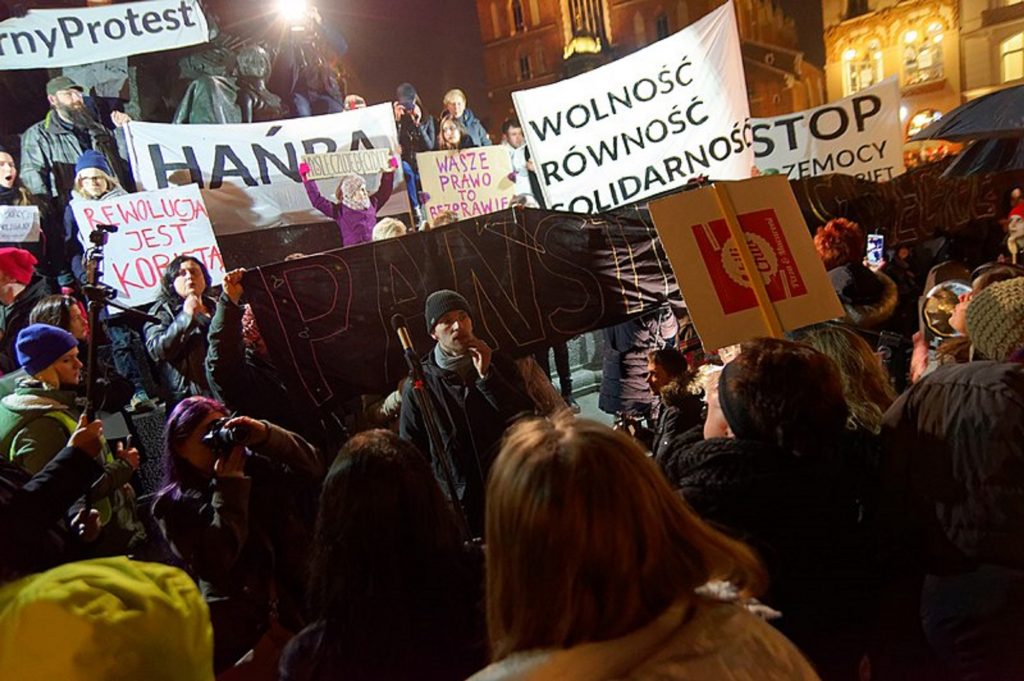EUOBSERVER: Asaltul Poloniei asupra drepturilor femeilor este doar începutul