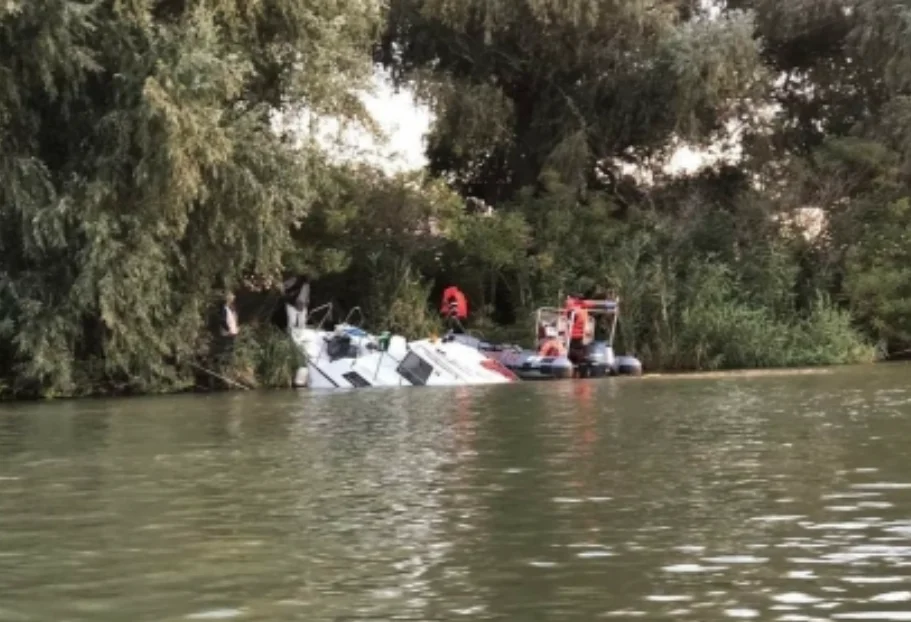 Șalupă scufundată pe Dunăre din cauza unei bărci de mare viteză! Nu au oprit să-i ajute