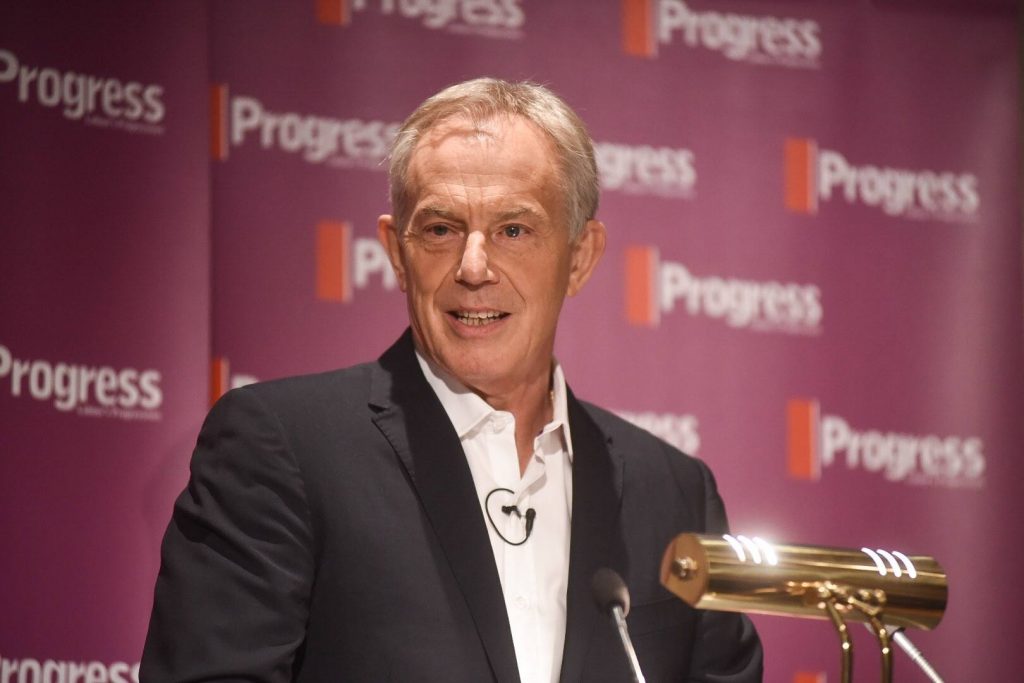 Tony Blair creează în jurul său un grup pe care nu vrea să-l transforme într-un partid