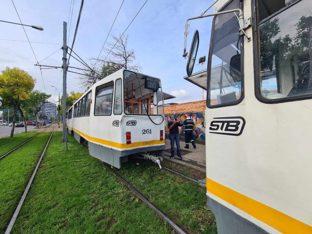 Două tramvaie s-au ciocnit, în Timișoara. Un călător a fost rănit. Video