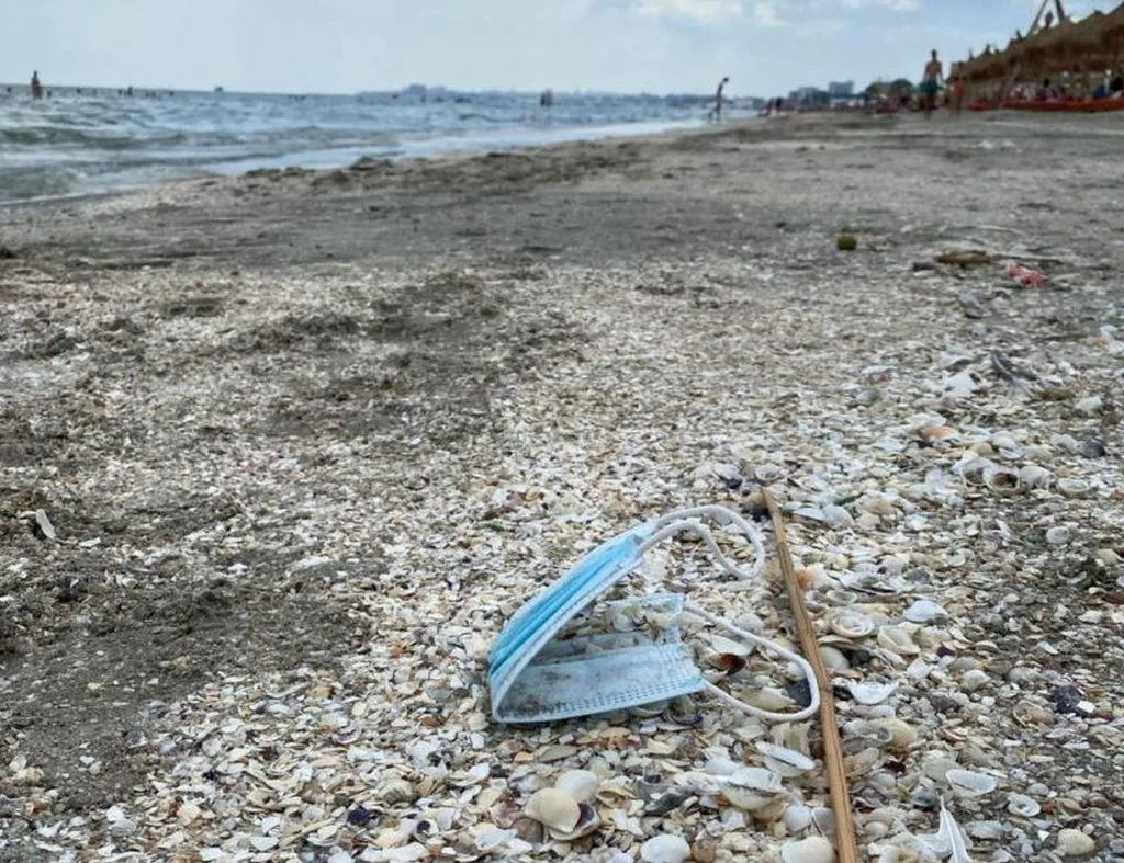 Măștile de protecție, noile deșeuri periculoase  de pe plajele litoralului