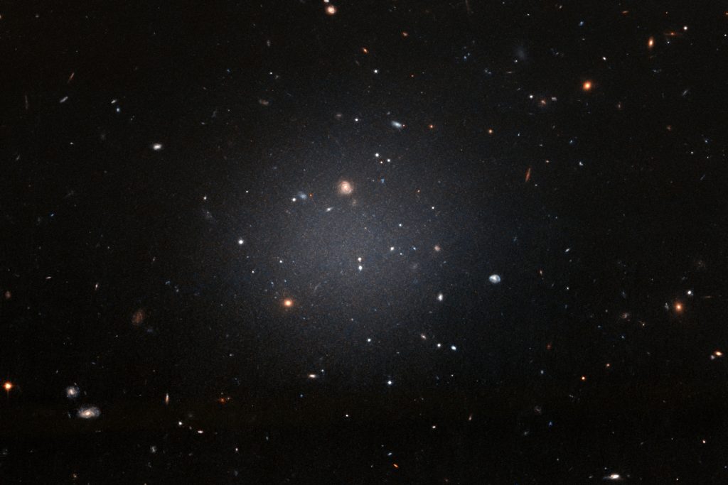 Prima dovadă că galaxiile își „sug” una alteia Materia Întunecată