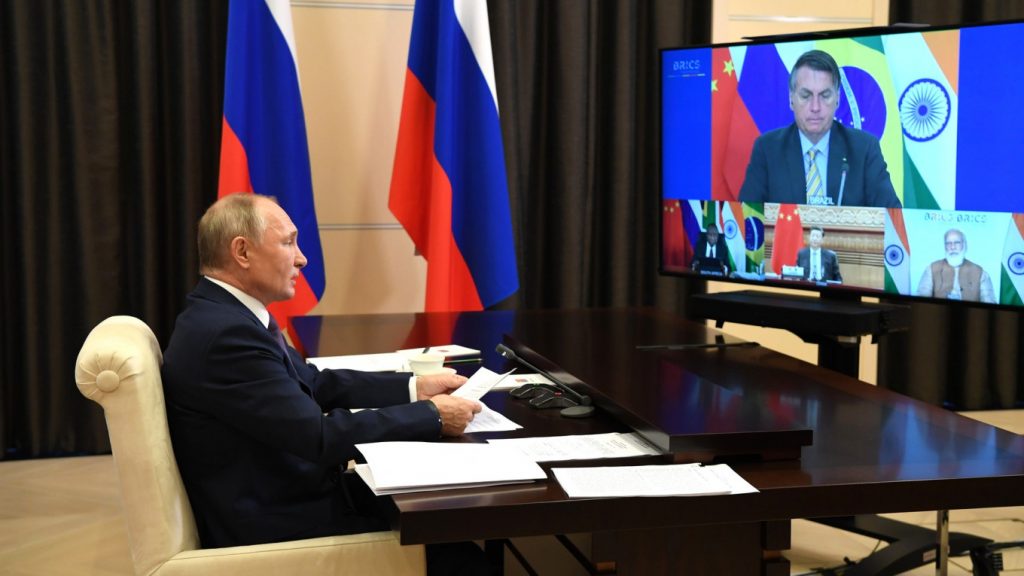 Putin cere unitate în jurul vaccinului rusesc