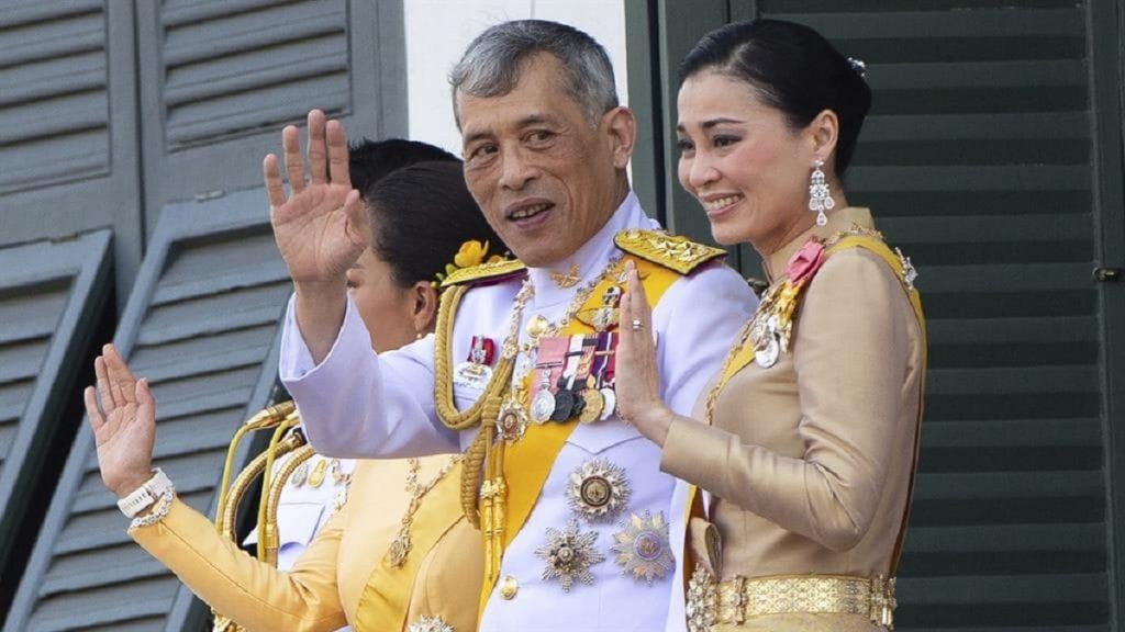 Regele Thailandei, Rama X, acuzat că-și conduce țara din haremul din Germania