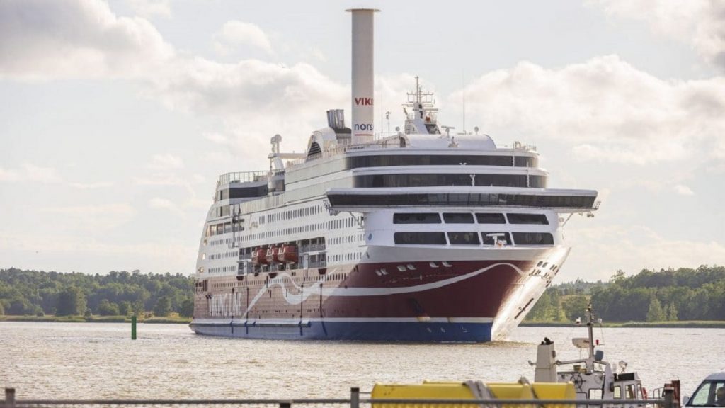Un feribot finlandez a eşuat în Marea Baltică. Ce se întâmplă cu cei 400 de pasageri. FOTO