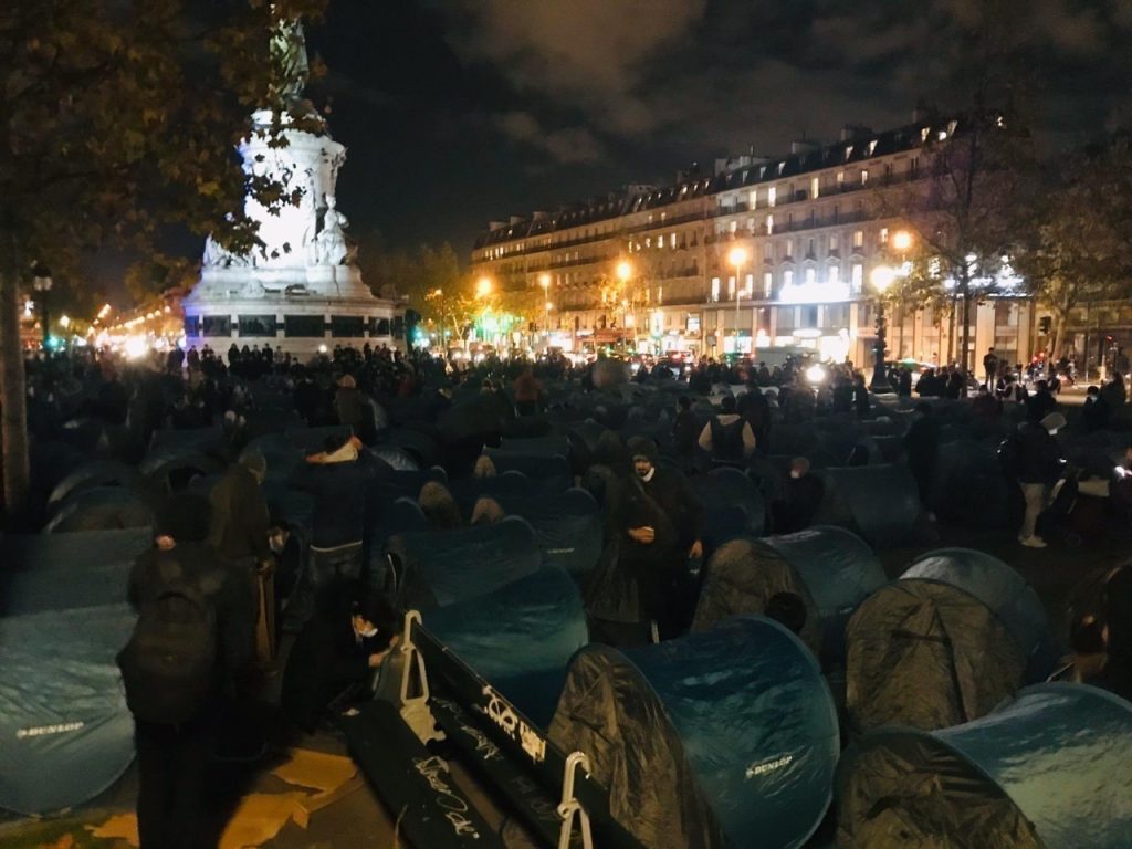 Scene incredibile: Ce au făcut imigranții clandestini în centrul Parisului