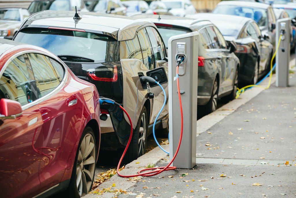 Un stat din Europa vrea să interzică mașinile electrice. Măsură luată pentru evitarea crizei energetice