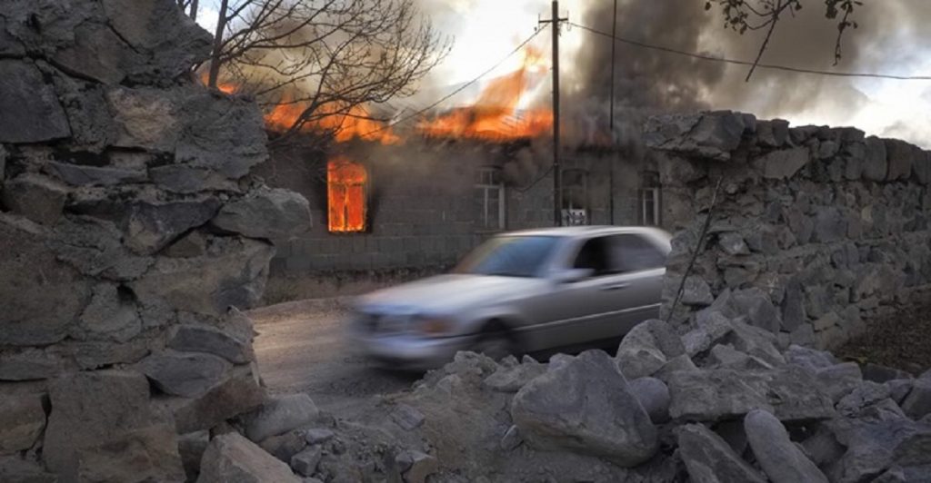 Nagorno-Karabah. Armenii își dau foc la case și mută mormintele părinților