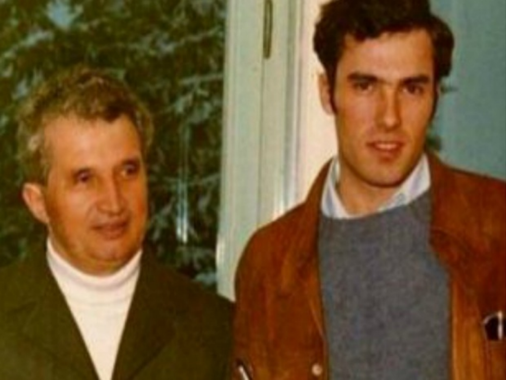 Nicolae Ceaușescu îi trage o nuia zdravănă la fund lui Nicușor