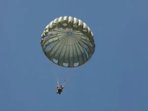 Parașutistul rănit grav la Aeroportul Tuzla şi-a revenit, dar are fracturi