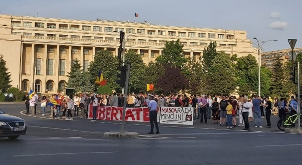 Proteste cu scandal în Piața Victoriei. Jandarmii au dat amenzi