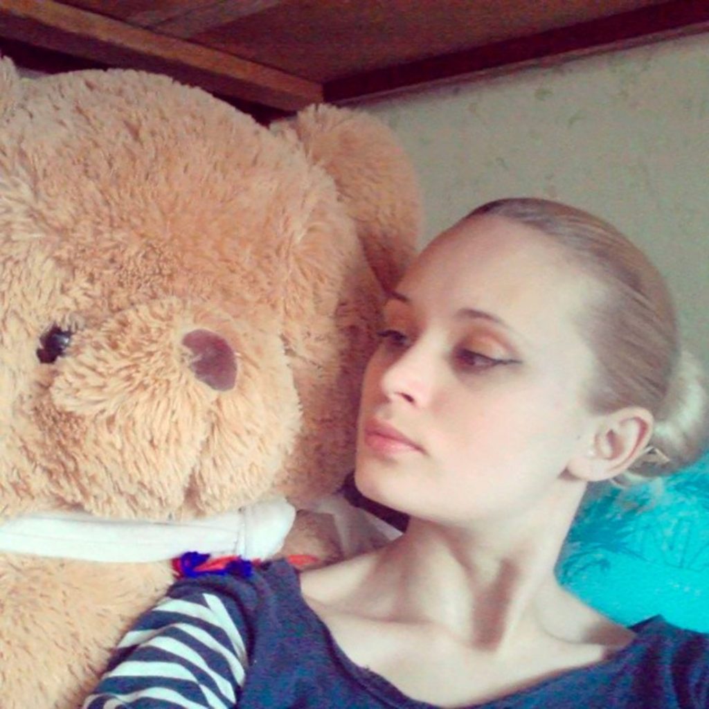 Cruzime fără margini! Un blogger rus a făcut un live cu moartea iubitei