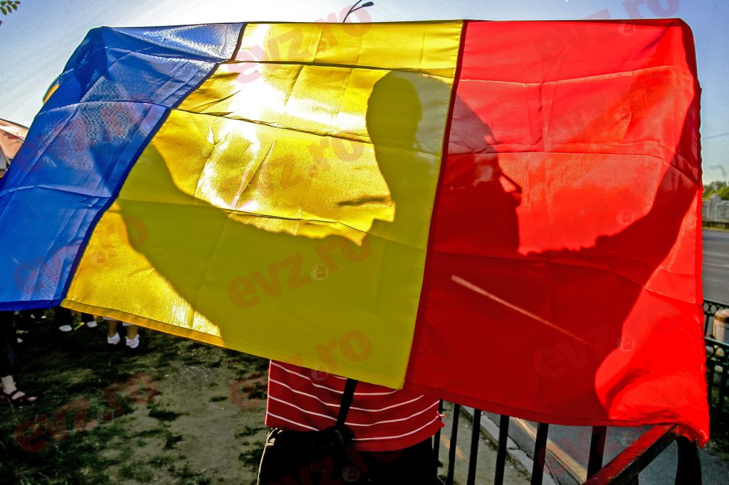 Premierul Nicolae Ciucă, de Ziua Drapelului Naţional: „Tricolorul ne dă sentimentul de siguranţă în orice colţ al lumii ne-am afla”