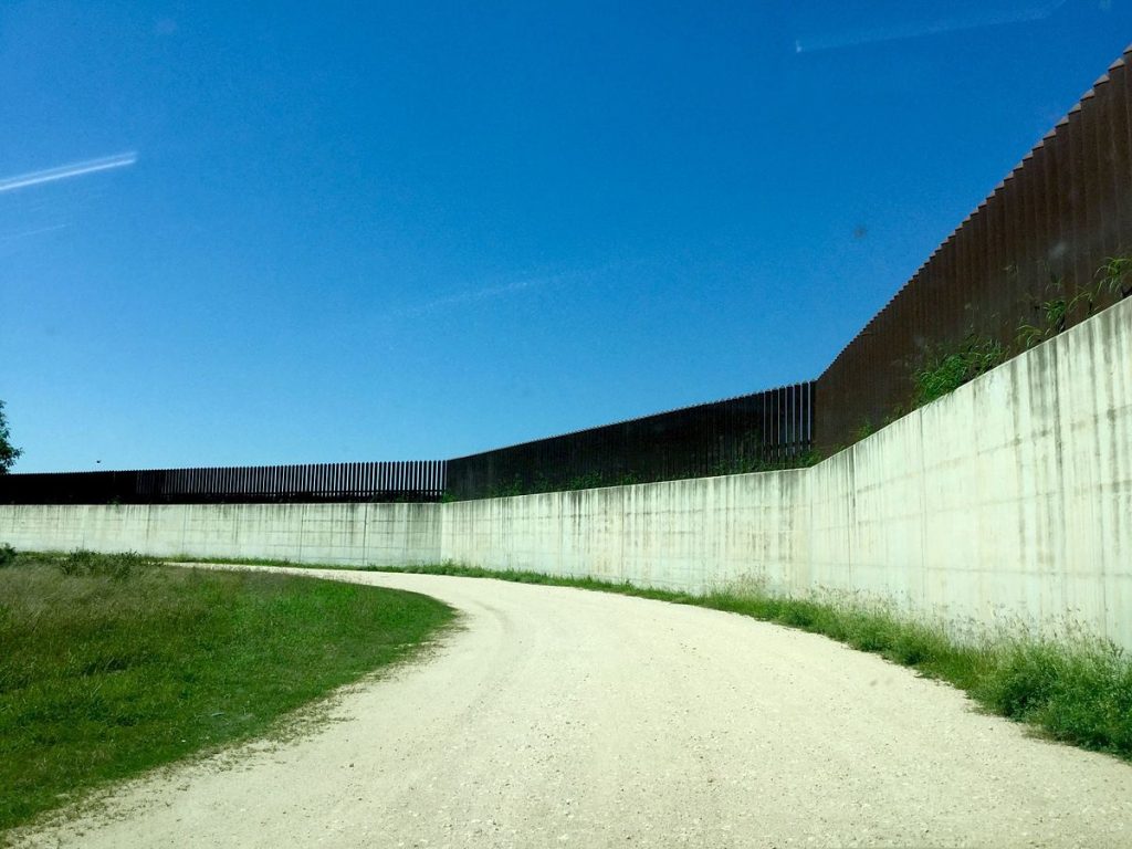 Zidul cu Mexic, cadoul otrăvit lăsat de Trump lui Biden