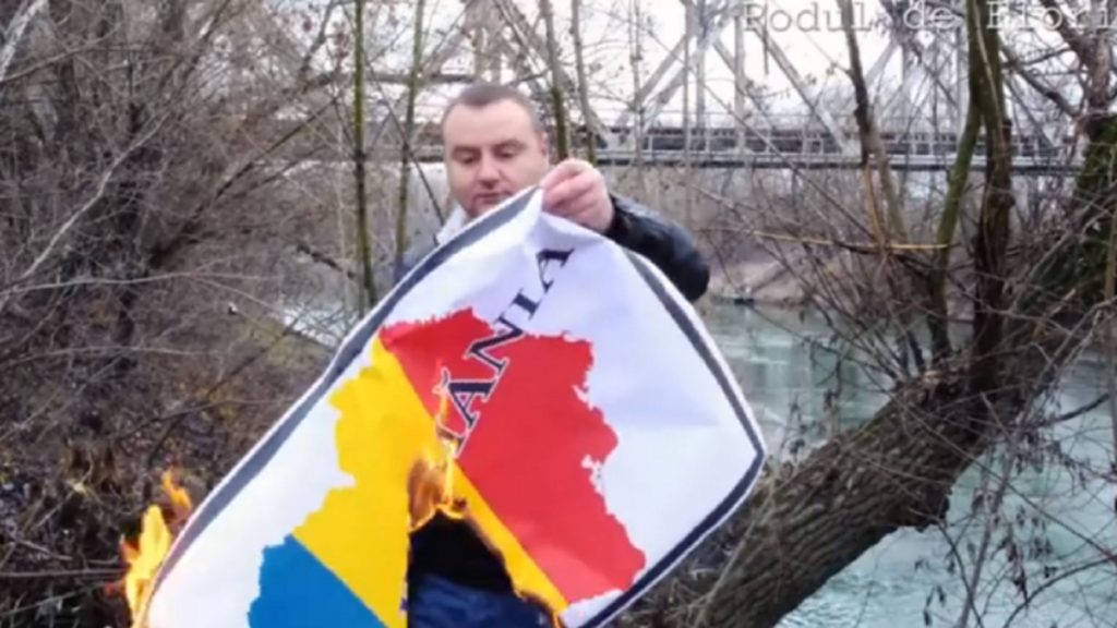 Gest scandalos în Republica Moldova. Un politician a dat foc „României Mari”. VIDEO