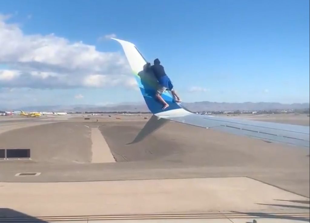 Halucinant: Un individ s-a cățărat pe aripa unui avion în Las Vegas, sub ochii poliției (VIDEO)