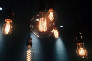 Facturi mai mici la electricitate. ANRE propune reducerea tarifelor cu până la 15%
