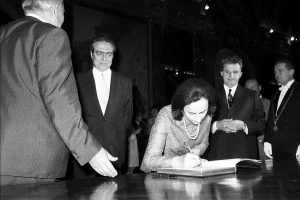 Elena Ceaușescu, semnând în cartea de onoare