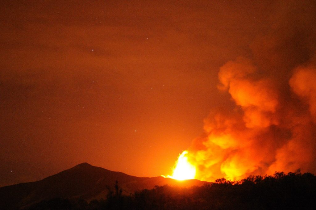 Teroare în Sicilia. Vulcanul Etna erupe din nou