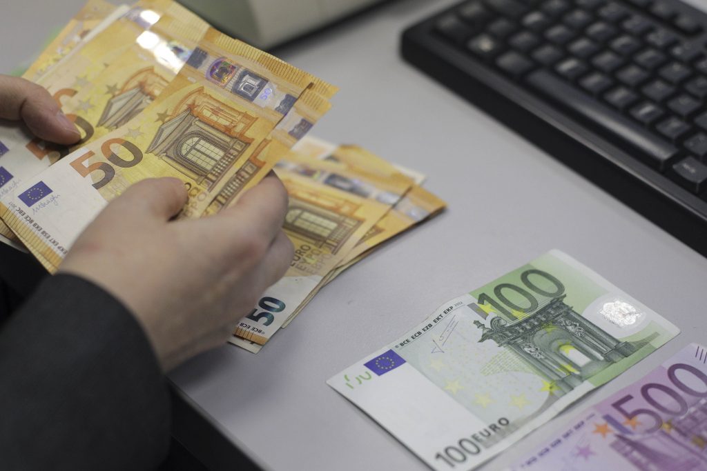 Decretul a fost semnat: Câte 1.000 de euro, bonus de Crăciun. Cine va primi banii