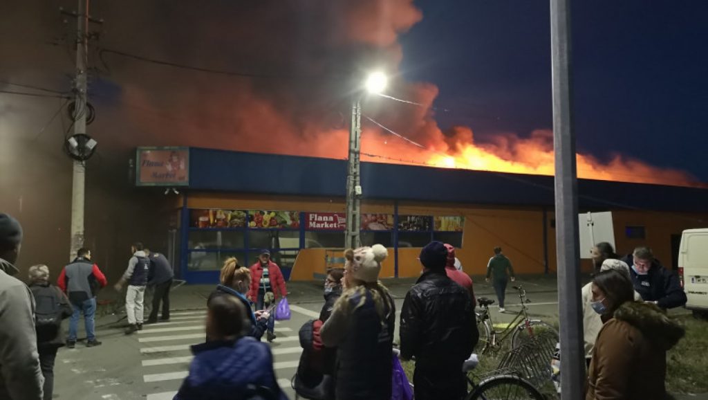 Incendiu puternic la un supermarket din Arad. Intervenție dificilă a pompierilor