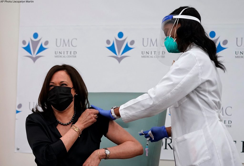 Vicepreședinta SUA, Kamala Harris, s-a vaccinat în direct la TV. Mesajul acesteia către americani. Video