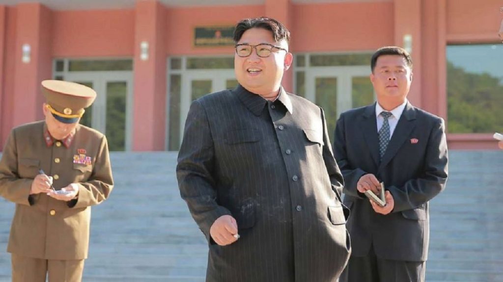Mare fumător, Kim interzice țigara în Coreea de Nord. Nici străinii nu au voie. Dar el?