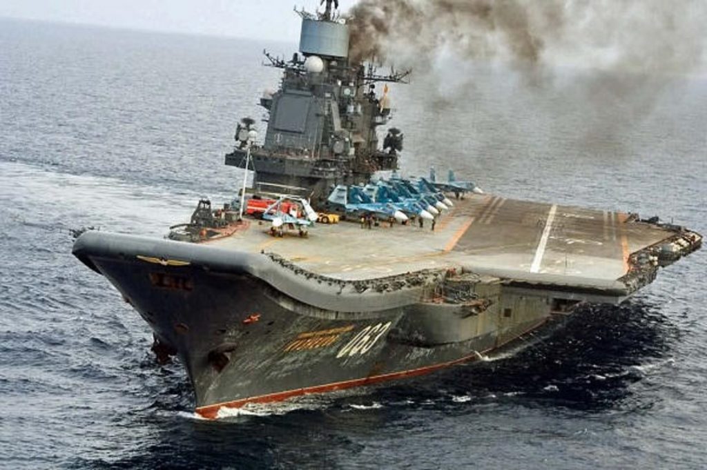 „Amiral Kuznețov”, portavionul-fumigenă al lui Putin, trimis să moară pe mare
