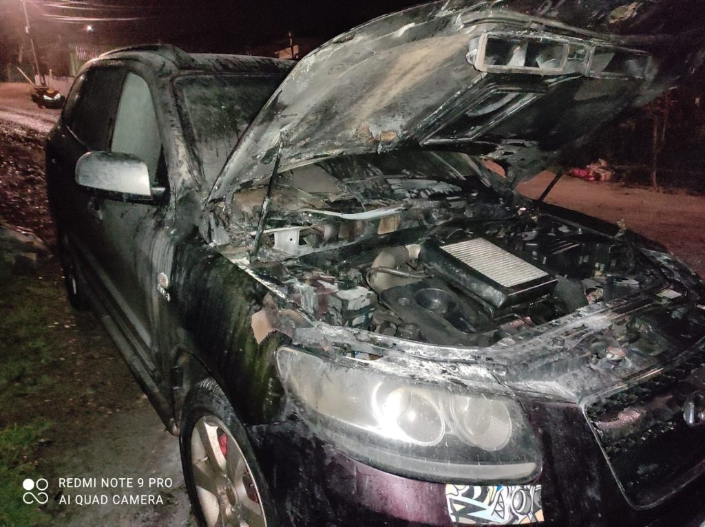 Polițist din Botoșani, amenințat cu moartea. I-au incendiat mașina!