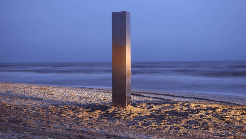 Al doilea monolit din România a apărut pe plaja Vadu. VIDEO