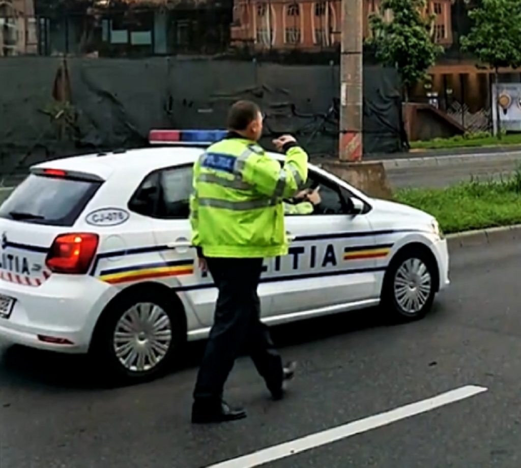 Doi poliţişti care dirijau circulaţia, loviţi de o maşină! La volan se afla o femeie