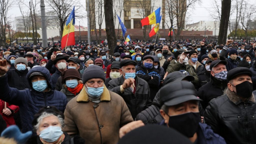 Republica Moldova iese în stradă. „Igor Dodon încearcă să dea foc la țară”