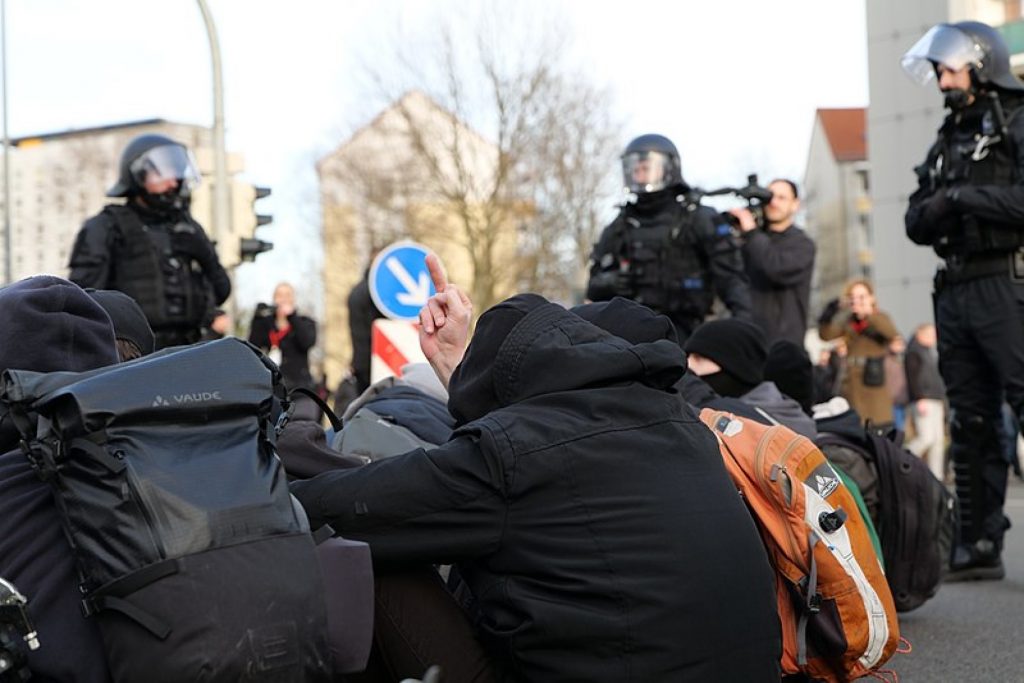 Proteste pro și contra COVID în Dusseldorf. Germanii s-au săturat, autoritățile anunță noi restricții