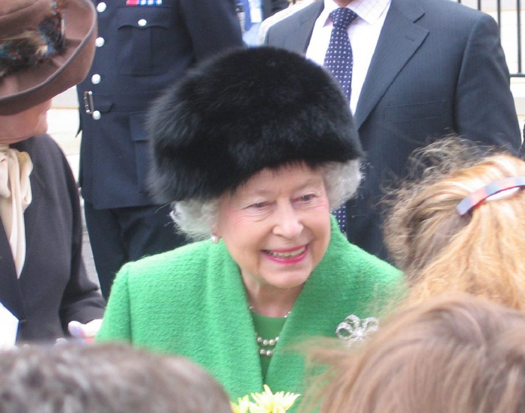 Regina Elisabeta, surprinsă călărind un ponei la castelul Windsor