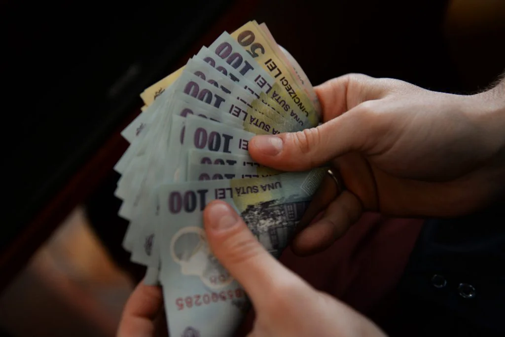 Salarii mai mari pentru sute de mii de români. S-a votat astăzi, 13 aprilie