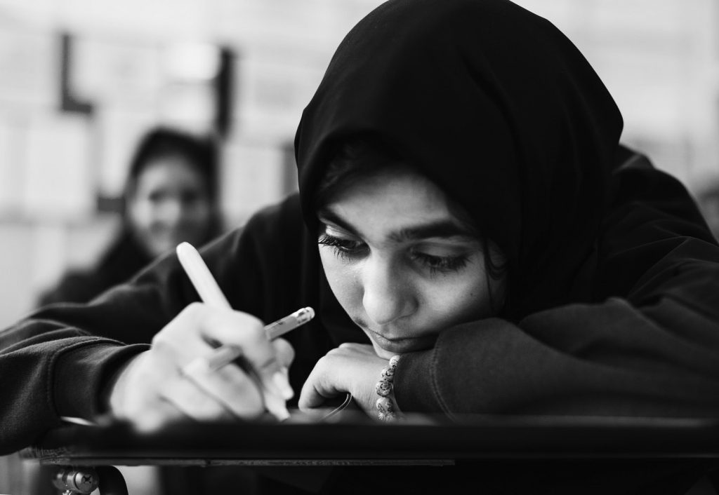 Vălul islamic va fi permis în școli. Decizia a fost luată de Curtea Constituțională