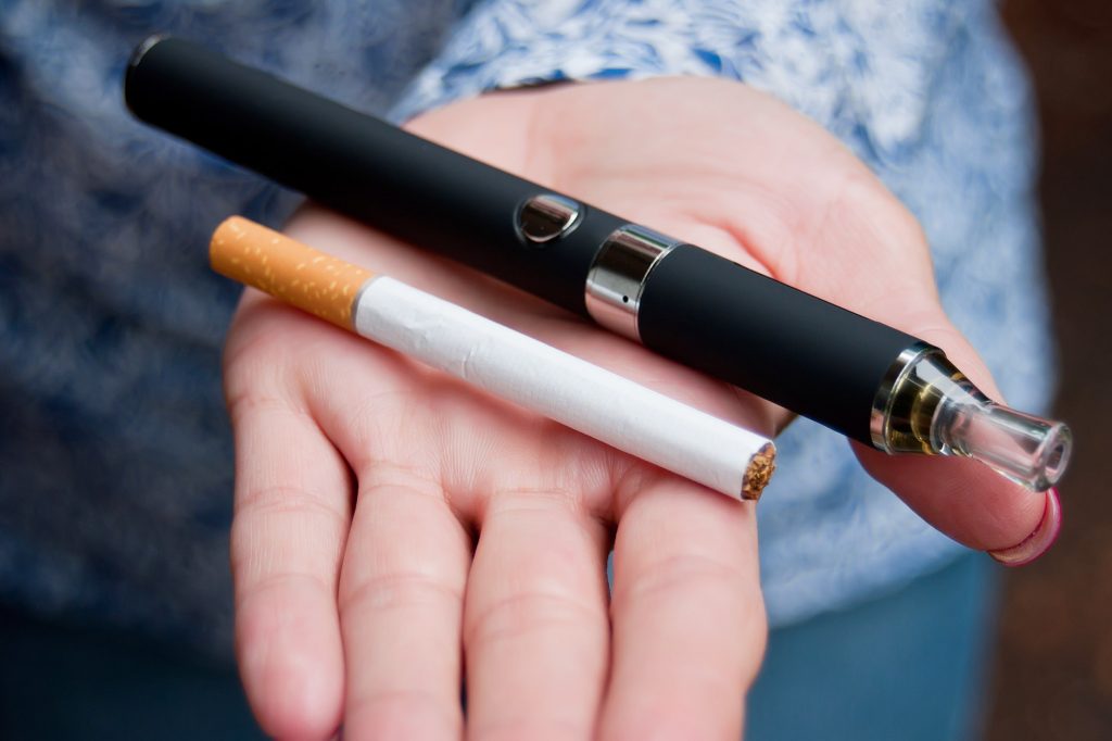Riscul de cancer scade la consumatorii de țigări electronice. Metoda eficientă de renunțare la fumat