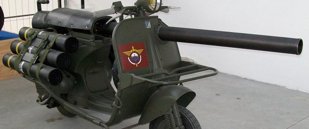 Când armata Franței parașuta scutere echipate cu tunuri