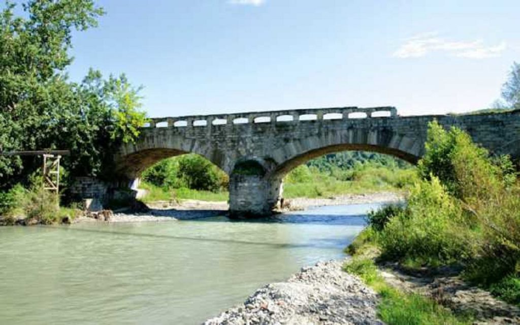 Nepăsarea a doborât podul construit pe vremea lui Alexandru Ioan Cuza. Video