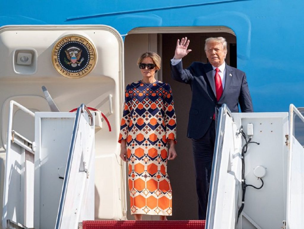 Melania Trump a plecat în negru de la Casa Albă şi a ajus în portocaliu pe aeroportul din Florida. Ce a dorit să transmită
