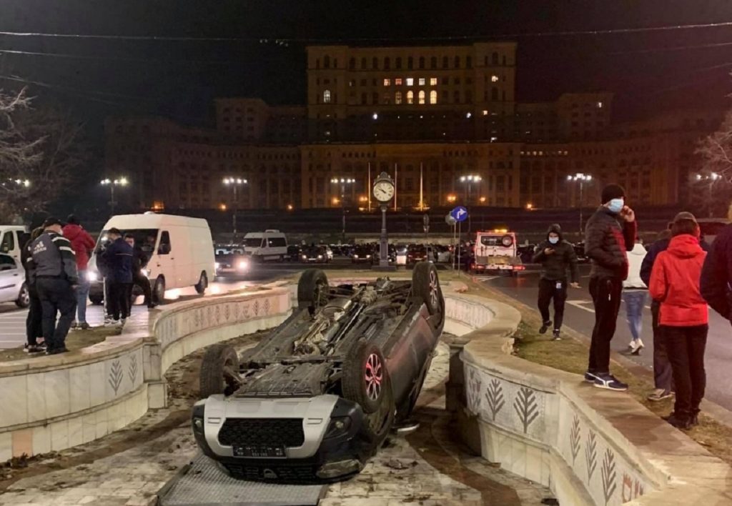 Încă o mașină a plonjat în fântâna din Piața Unirii. Este al treilea accident în această săptămână