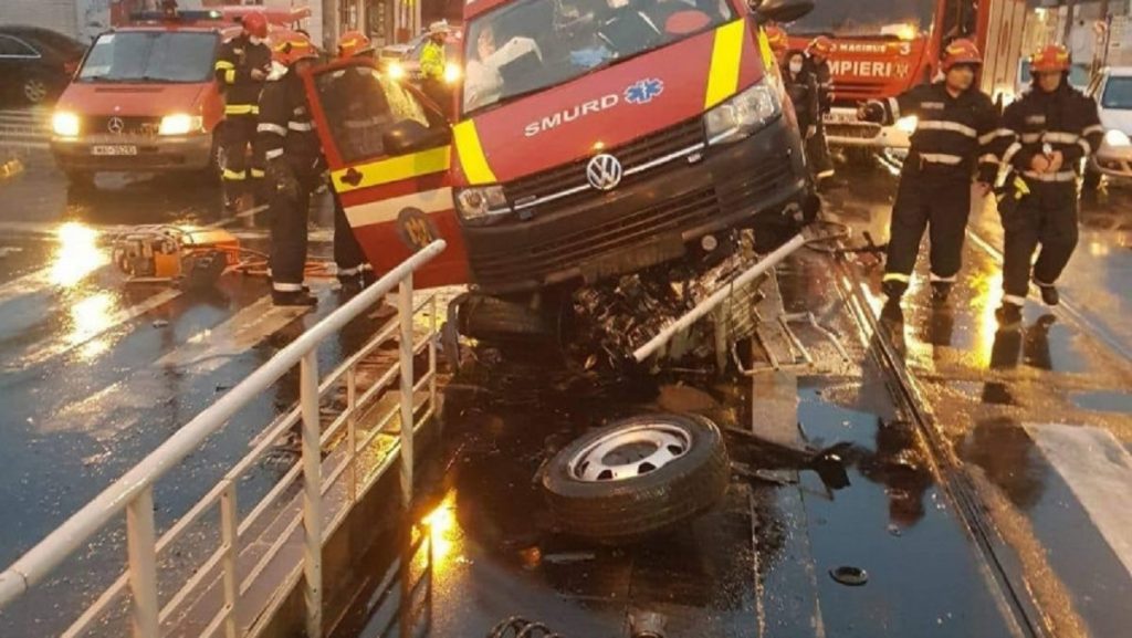 Accident în Capitală. O ambulanță care se îndrepta către o intervenție a lovit refugiul de tramvai