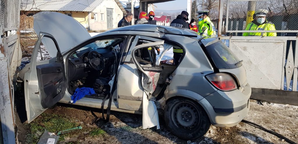 Accident înfiorător în județul Iași. Trei oameni au murit după ce un automobil s-a lovit cu un TIR