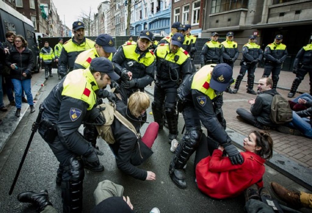 Amsterdamul se ridică împotriva lockdown-ului. Poliția a intervenit în forță