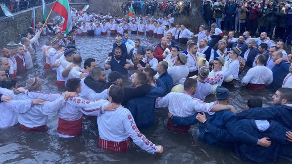 SEGA: Bulgarii s-au prins de Bobotează în horă într-un râu, ignorând măsurile anti – COVID-19