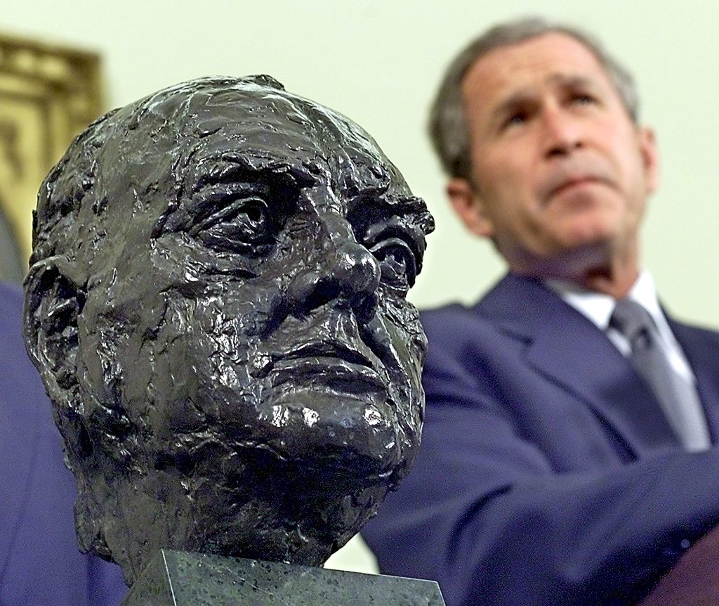 Joe Biden a scos din Biroul Oval bustul lui Churchill, lăsat de Trump